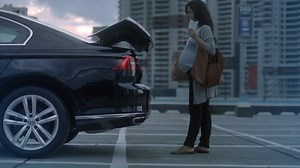 Inovação é ter tecnologia e facilidade no seu carro. O sistema Easy Open deixa o seu dia a dia muito mais simples e prático. Ele permite que você abra o porta-malas mesmo com as mãos ocupadas. É só passar a perna embaixo do carro que ele abre automaticamente. E para fechá-lo, basta apertar um botão no compartimento de bagagem ou se afastar do veículo. Conheça essa e outras tecnologias inovadoras da Volkswagen aqui: https://meuvw.vc/31phdHm | Volkswagen