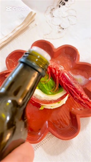 commonplace_tabletop on Instagram: "La spesa e lo shooting per la nuova collezione Ramtha non sono stati un pretesto estetico. Sono parte del progetto. Scegliere dove comprare, cosa portare in scena, come disporlo. Non per esaltare il cibo, ma per mettere al centro la forma che lo accoglie. Per noi il design nasce qui: nel piatto, nel bicchiere, nella tavola. Nel luogo in cui un gesto quotidiano prende senso. Anche dove mangi è una scelta. Anche come allestisci è una posizione. Il resto è scena.