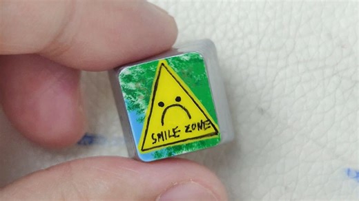 在键盘上画全球诡异警示牌：难过微笑空间