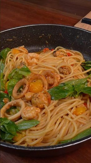 Creamy Garlic Lemon Seafood Spaghetti — Easy & Crazy Flavorful! 🍤🍝