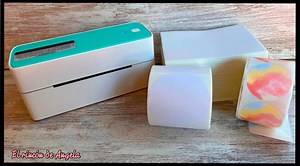 Que es?? y Como funciona una IMPRESORA TERMICA?🎁 PHOMEMO PM 241 BT Con esta impresora termica puedes imprimir desde el movil y desde tu ordenador. Sirve para imprimir etiquetas adhesivas. Puedes imprimir fotos, etiquetas para scrap, cartelitos para ordenar, etiquetas de envio y todo lo que se te ocurra. No necesita tinta, imprime con calor, y tiene un monton de diseños diferentes de etiquetas y formatos para tus trabajos. Esta impresora termica de etiquetas es la PHOMEMO PM 241 BT y lo puedes e