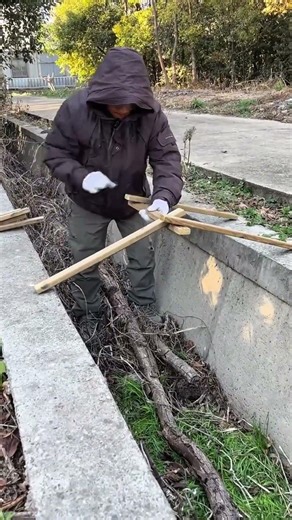 This worker is assembling the upper section using speedup machine to install it and build the bridge