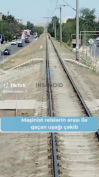 Maşinist relslərin arası ilə qaçan uşağı çəkib