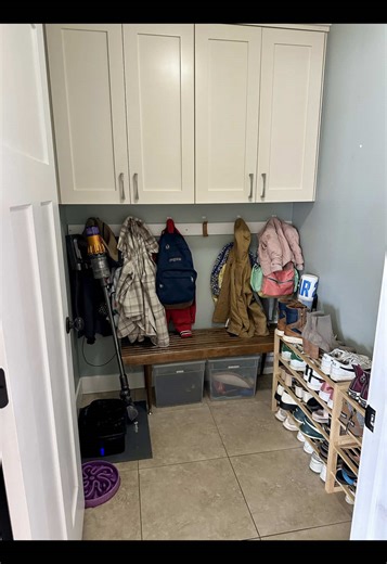 🏠 Fun Friday Challenge: The “Homeless Items” Hunt! Ever feel like your house is cluttered even after you’ve tidied up? Often, “clutter” is just a collection of items that simply don’t have a home. When every object has a designated spot, cleaning becomes a breeze because you never have to ask “where does this go?” Plus, you’ll save hours of frustration by knowing exactly where to find what you need. Are you ready to give your stray items a permanent address? Here is your 15-minute challenge for