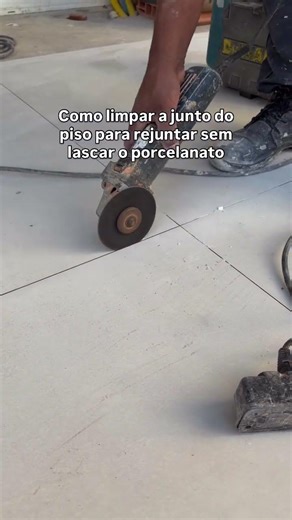 Forma prática e eficiente de limpar as juntas sem lascar o porcelanato