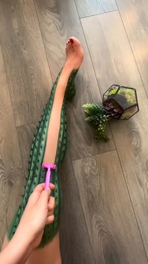 Sketch Daily Dose on Instagram: "Mimi Choi, a makeup artist from Vancouver, has captured global attention with her incredible optical illusion makeup, turning her face and body into surreal, mind-twisting pieces of art. Her detailed creations, sometimes requiring up to 10 hours of work, have been showcased at international events and are heavily influenced by surrealism and abstract art. Choi relies solely on makeup to craft these illusions, steering clear of any digital editing. Artist: @mimles