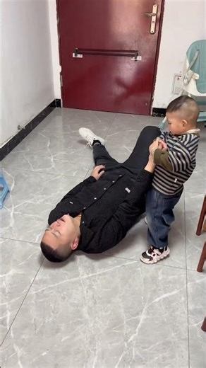 爸爸喝醉了回到家，万万没想到儿子竟然这么暖心，他应该也知道爸爸养家不容易，所以才学着妈妈的样子爱爸爸#爸爸带娃 #皮夹克也很温暖#家庭日常 #萌娃