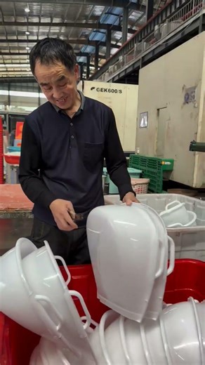 Plastic Dustpan Making Process - Good tools and machinery make work easy