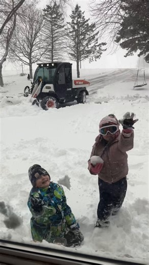 Spring in Minnesota... the annual spring dumping. Sometimes it's march sometimes it's April or even may 😣 I think they made the best out of it! #spring #mn #snow #outdoorkids #blizzard