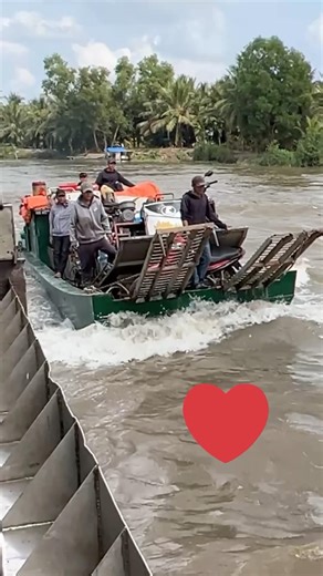 Trẹt chở máy cắt lúa vượt cống mạnh mẽ