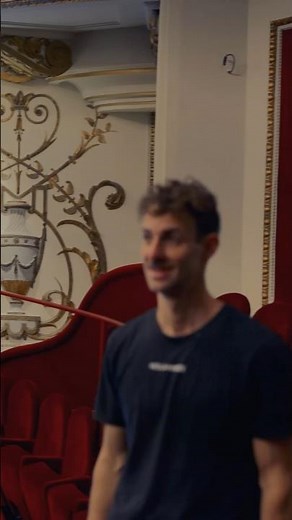 Nous vous montrons les coulisses de l'installation d'une slackline dans un théâtre historique.