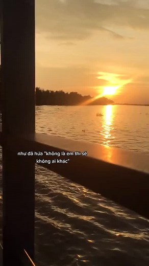 Serene Sunset Over Water: A Tranquil Escape