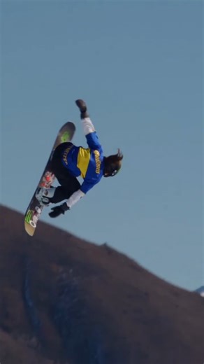 INCREÍBLE 💙💛💙 Anika Morgan, una medallista de los X Games, realizó piruetas con la casaca de Boca y @ al club. TODOS SOMOS DE BOCA #LaMitadMas1 | LaMitadMas1