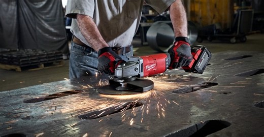 El primer Esmeril angular de 7"/9" inalámbrico a 18V del mundo El Esmeril angular grande M18 FUEL™ redefine potencia y rendimiento para las tareas exigentes. Con 6,600 RPM, motor sin escobillas POWERSTATE™ y velocidades más altas con carga de material, enfrenta ambientes demandantes con el mayor poder, menor peso y la mayor capacidad de desbaste. Lee todos los detalles en http://ms.spr.ly/6188SdMiE #SomosMilwaukee #SoloIndustrial | Milwaukee Tool Latinoamérica