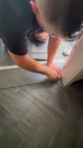 How to install A Vinyl trim ✅ The professional way 🙌🏻 #flooring #howto #diy #tips #tricks #teirnanmccorkell #flooringinstaller #manchester #reel | Teirnan McCorkell