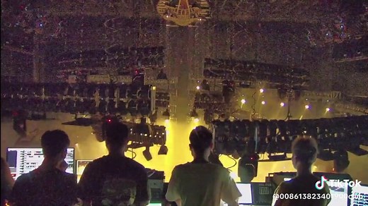 Top 100 Nightclubs Worldwide: Mind-Blowing Bar Club Light Show