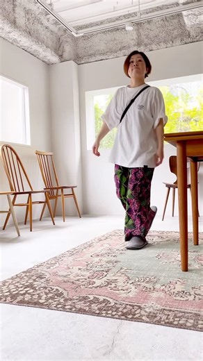 nunocotofabric on Instagram: "スタッフコーディネートから。 動いているところをお見せしたく、リールにしてみました #ホームソーイング型紙シリーズ の 「No.053_ウエストゴムのリラックスタックパンツ」 の型紙で作ったアフリカンバティック生地のパンツをはいて てきぱきと働いてます💪 派手柄も合うね✨と盛り上がりました😆😊 （Maki/150cm/骨格ストレート） おまけで 同じ型紙で作った（生地だけ変えて）パンツも〜 ． ◎使用した型紙パターン 【ホームソーイング型紙シリーズ】No.053_ウエストゴムのリラックスタックパンツ ． ． #nunocotofabric #nunocotoworks #ハンドメイド大人服 #nunocotofabricのパンツ祭り #ウエストゴムのリラックスタックパンツ"