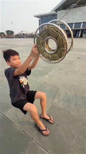 Thả diều cậu nhóc đưa guồng cho em trai bị diều kéo #layangan #kiteflying #pipas #patang #dieusao