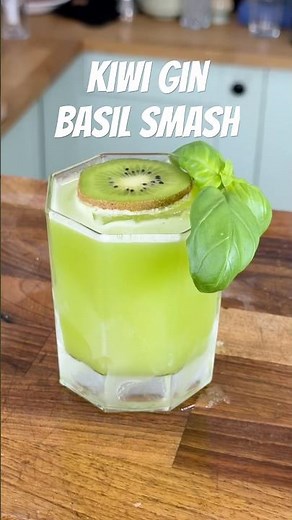 Would you try? Kiwi Gin Basil Smash - The most popular gin cocktail + kiwi 🥝