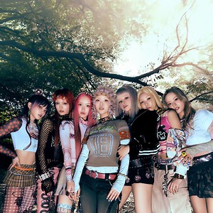 XG、m-floをサンプリングした新曲“IYKYK”リリース テーマは「宇宙を探検するXG」