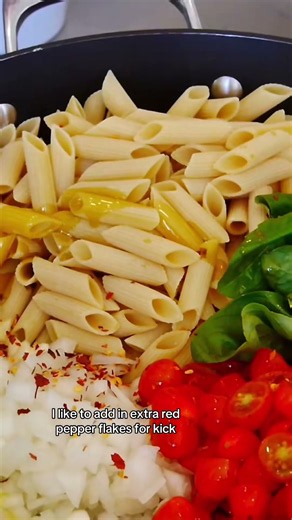 COMFORTING EASY ONE POT PASTA is whats for dinner tonight! This dish is SO flavorful, I cant