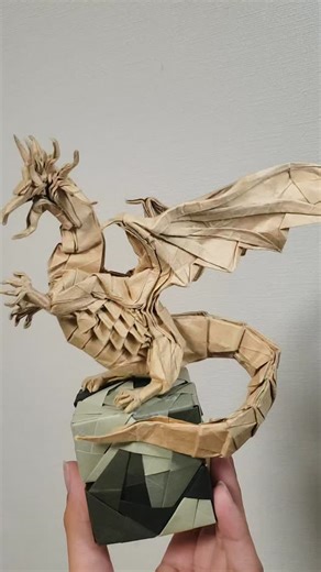 京ちゃんORIGAMI on Instagram: "エンシェントドラゴン/Ancient Dragon Folded by me (@kyo_chan_origami ) Designed by Satoshi Kamiya From 📚"Works of Satoshi Kamiya" #origami #paperart #papercraft #dragon #dragonart"