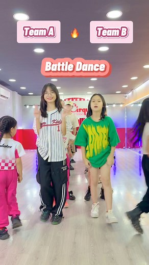 471K views · 11K reactions | Các bạn thích Team nào hơn?  | Inbox ngay cho Fanpage để ĐĂNG KÝ HỌC NHẢY các lớp học Trực tiếp và Online các bạn nhé ❤️ #trending #quanggiahuy #thayhuykiddance | Thầy Huy Kid Dance | Facebook