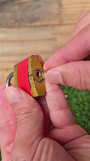 Safe Way to Handle a Stuck Padlock #Safety #Locksmith #HomeTips #SmartFix 🔒🔧✨
