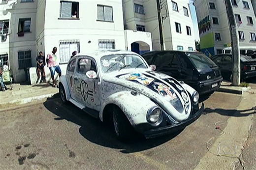 Torcedor fanático guarda carro autografado pelos jogadores do Corinthians