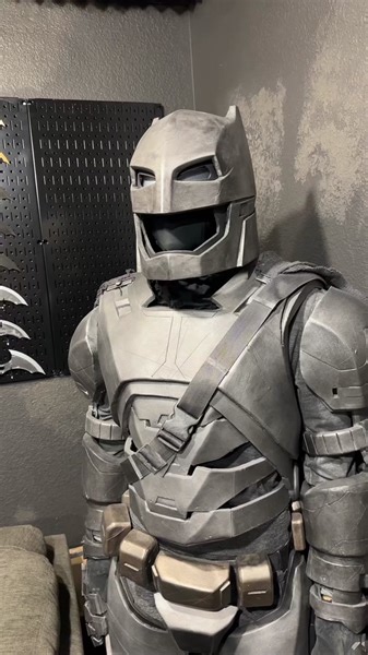 Unleashing the power of multicolor 3D-printed magnetic batarangs! 🦇💥 Watch as they seamlessly fold and lock in both closed and open positions, and the question is – should we bring them back? Your thoughts matter, let me know! #arkhamknight #batarang #cosplayprops #batmanprops #propmaking #superherodiy