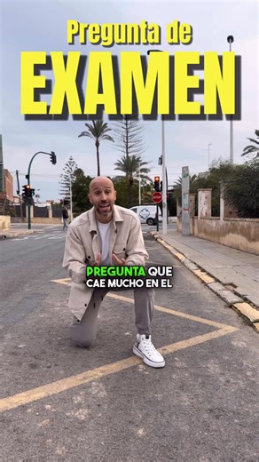 Eden Diez Ruiz/ Experto en formación teórica on Instagram: "❌🚗 Ojo con la línea en zig-zag del suelo, que aquí mucha gente cae en el examen. 👉 Por norma general, el zig-zag indica zona de carga y descarga, así que sí puedes parar para cargar o descargar. ⚠️ PERO cuidado: Si ese zig-zag está acompañado de una señal de parada BUS, no puedes ni parar ni estacionar. Da igual que sea “solo un momento”. 📌 Resumen rápido para el examen: – Zig-zag + BUS → ❌ ni parar ni estacionar – Zig-zag (carga y d