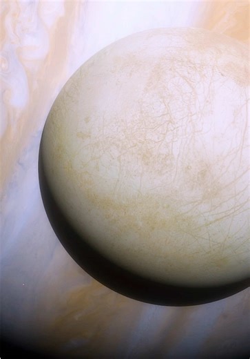 Nuevas medidas reducen la habitabilidad del satélite Europa 🛰️ Europa, una de las lunas más famosas de Júpiter, lleva años en la lista de los lugares con más posibilidades de albergar vida fuera de la Tierra, puesto que bajo su superficie helada podría esconderse un enorme océano de agua líquida. Pero un nuevo estudio, publicado en Nature Astronomy, acaba de enfriar un poco ese entusiasmo. #ciencia #curiosidades #divulgacion 👉 Referencia: Levin, S. M., Zhang, Z., Bolton, S. J., Brown, S., Erm