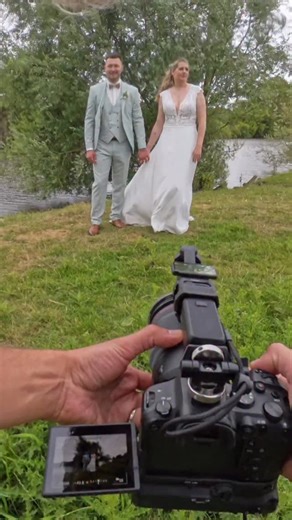 📸✨ Choisir le bon photographe pour être à l’aise le jour J… et s’il est hybride, c’est encore mieux ✨ Le jour de votre mariage, vous allez passer beaucoup de temps avec votre photographe. Alors se sentir à l’aise avec lui n’est pas un détail… c’est essentiel 💛 👉 Pourquoi le bon choix change tout : 🤍 Le feeling avant tout : un photographe avec qui vous êtes à l’aise permet des émotions naturelles, sans gêne ni tension. 😊 Une présence rassurante : quelqu’un de discret, bienveillant, qui sait 