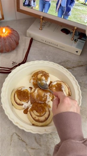 Brown butter pumpkin cinnamon rolls 🎃🍂🤎 #recipe #fallbaking #easyrecipe #baking #cinnamonrolls