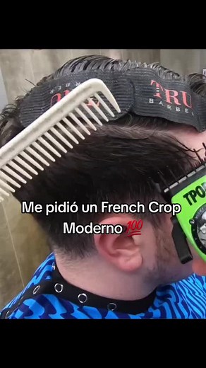 ¿Estas buscando iniciar en el Mundo de la Barbería pero no tienes experiencia o ya realizas Cortes pero no te quedan como quieres y necesitas perfeccionarte? Conviértete en Barbero Profesional y lleva tus habilidades al siguiente nivel en 30 días con nuestros Cursos Online💈 🔸Esto es algo de todo lo que lograrás: ✅Más de 15 Cortes de cabello y barba ✅Dominar Máquinas, Tijeras y Navaja ✅Cortes con desvanecidos perfectos ✅Las mejores técnicas para lograr texturas increibles ✅Reducir el tiempo de