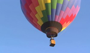 Hot air balloon makes emergency landing in Lancaster