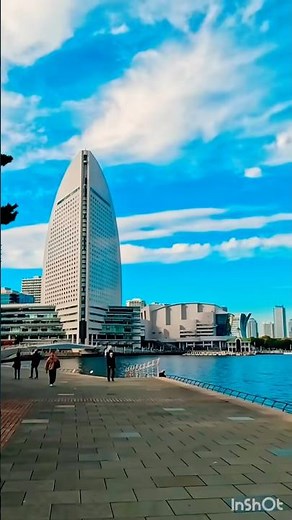 カップヌードルミュージアムパーク：海と空が広がる港町のオアシス。眩しい日差しに映える大観覧車と、心地よい海風が吹き抜ける水際の散策道を堪能する✨ Waterfront Views: Yokohama