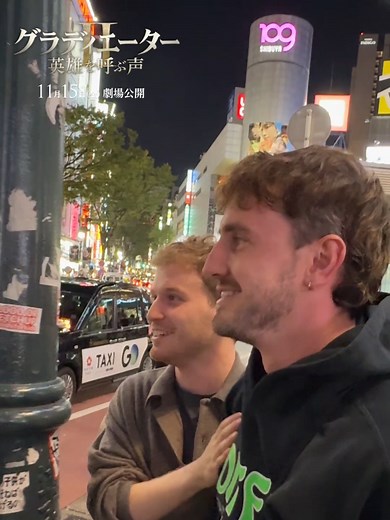 映画『グラディエーターII 英雄を呼ぶ声』 📱 in SHIBUYA ルシアス役 ポール・メスカル カラカラ帝役 フレッド・ヘッキンジャー 渋谷スクランブル交差点で見つけた グラディエーターの巨大広告に大興奮な2人🫶 🎬𝟏𝟏.𝟏𝟓 𝐅𝐫𝐢. 劇場公開 #グラディエーターII #英雄を呼ぶ声 #リドリースコット #ポールメスカル #ペドロパスカル #ジョセフクイン #フレッドヘッキンジャー #コニーニールセン #デンゼルワシントン #洋画 #映画 #新作映画 #fyp #foryou