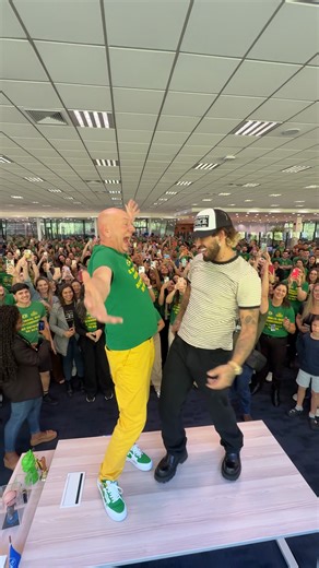 Aprendendo a nova música do Zé Felipe 😅🤠 O @zefelipe veio conhecer o Centro Administrativo mais amado do Brasil, e aproveitou pra colocar todo o pessoal da Havan pra dançar sua nova música. E não é que depois de ensaiar muito consegui dançar direitinho. #LucianoHang #VéioDaHavan #ZéFelipe #Havan #SantaCatarina #Sertanejo | Luciano Hang