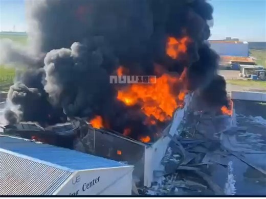 🇮🇷🇮🇶 A drone just struck British Castrol oil warehouses in Erbil, Iraqi Kurdistan.Massive fire reported. Extensive damage.Source: Rerum Novarum