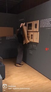 Bald ist es soweit! Am Samstag eröffnet die neue Sonderausstellung „Alles verschwindet! Carl Theodor Reiffenstein – Bildchronist des alten Frankfurt“. Wir decken den Lichtschutz ab und freuen uns endlich was zu sehen…Ob Ihr mit Reiffenstein über das Verschwinden des alten, malerischen Frankfurt klagen wollt, oder Euch über Veränderungen und Modernisierungen freut, werdet Ihr im Laufe der Ausstellung selbst entscheiden können. Für Reiffenstein ist es ganz klar: Er beklagte das rasche Verschwinden