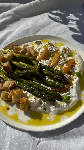 Lou Elsener on Instagram: "Les assiettes qui me font du bien 💛 Ingrédients: Asperges Un morceau de pain pour faire des croûtons Un peu de zaatar ( thym ) Une buratta Un filet d’huile d’olive Une gousse d’ail Un citron confit ( je fais revenir les asperges pendant 10 min puis je les mouilles légèrement avec un fond d’eau )"