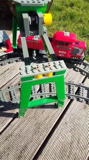 LEGO-Zug Crash im Garten