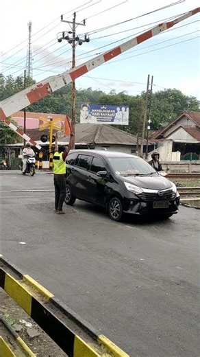 Busy Level Crossing Gate Goes Down! Palang Menutup di Perlintasan Ramai 4