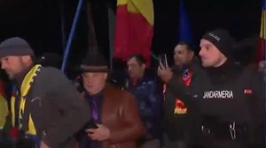 Zeci de romani revoltati, in mars de la Palatul Victoria la usa presedintelui Iohannis. Protestatarii au scandat: Luptam si castigam!