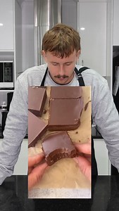 No bake brownies! What these can’t be good can they? Recipe (makes about 8 serves) 1 cup chickpeas 1 cup dark chocolate chips (plus 1/2 cup extra for topping) Method 1. Melt the chocolate in a bowl in microwave, then blend with the chickpeas until smooth 2. Transfer to a lined loaf tin. 3. Top with more chocolate 4. Refrigerate for 4 hours or until set Macros & Calorie’s 4g P | 21g C | 9g F 193 kcal Original Video @mrshollingsworths | Ben Moore