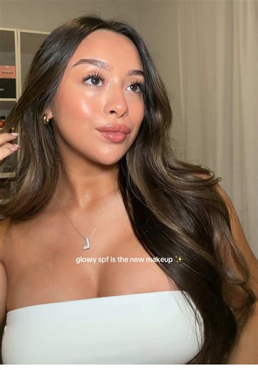 i can’t believe i’m wearing a full face of sunscreen & it looks this good ✨ all @Colorescience products: Face Shield Glow SPF 50 Face Shield Flex SPF 50 (medium and tan) Total Eye 3-in-1 SPF 35 (medium) Color Balm SPF 50 (bronze and berry) Brush-On Shield Glow SPF 50 Peptide Lip Shine SPF 30 (savanna) Total Lash Serum Mascara #makeup #glowymakeup #spfmakeup #coloresciencepartner