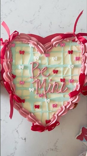 How to Decorate a Valentine’s Pull Apart Buttercream Cupcake Heart #pullapartcupcake #valentines