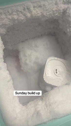 #softiceeating #fyp #asmr #foryoupage #crunchyice #fypシ゚viral #raydrophumidifer #freezerfrost #snowice