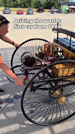Benz Motorwagen Did you know that driving this Benz Patent/ Motorwagen is actually quiet easy? Giving us 0.75 hp with a max speed of 16 kph 👀 Imagine how it felt driving this back in the days, would you like to see more of this? 👇🏼 | Mr.Benz